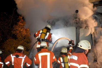 Flammenmeer auf der B14 bei Schwaikheim - LKW in Vollbrand